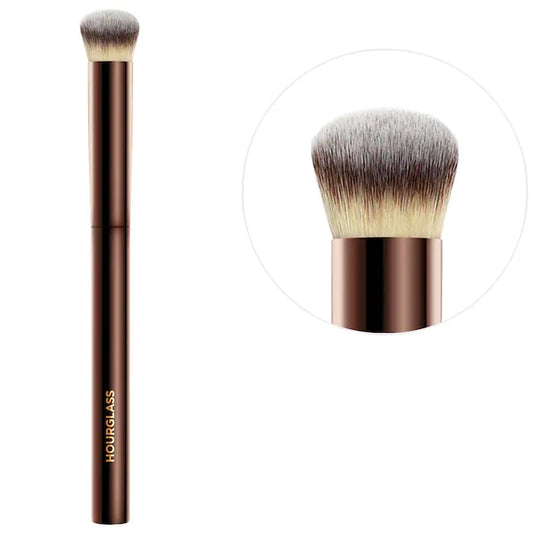 فرشاة إخفاء العيوب Vanish™ Seamless Finish من Hourglass: احصل على دقة لا تشوبها شائبة®