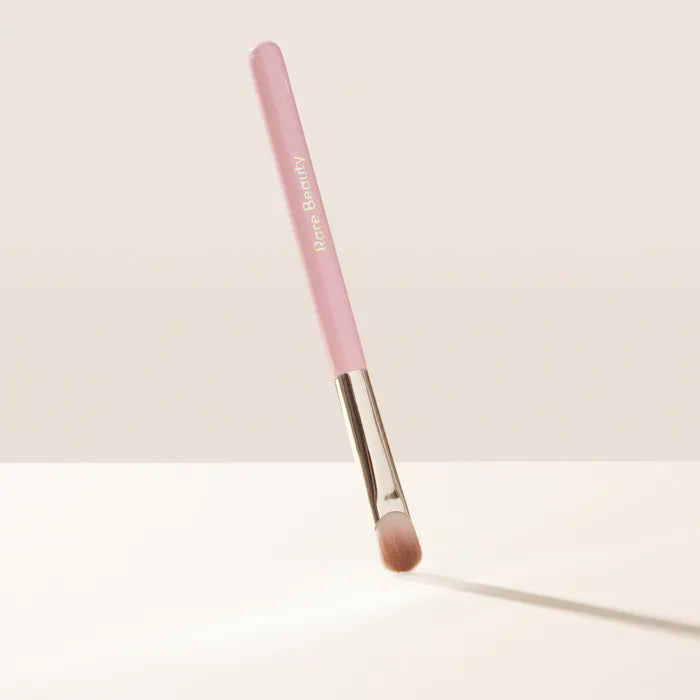 Rare Beauty by Selena Gomez - Stay Vulnerable All-Over Eyeshadow Brush®