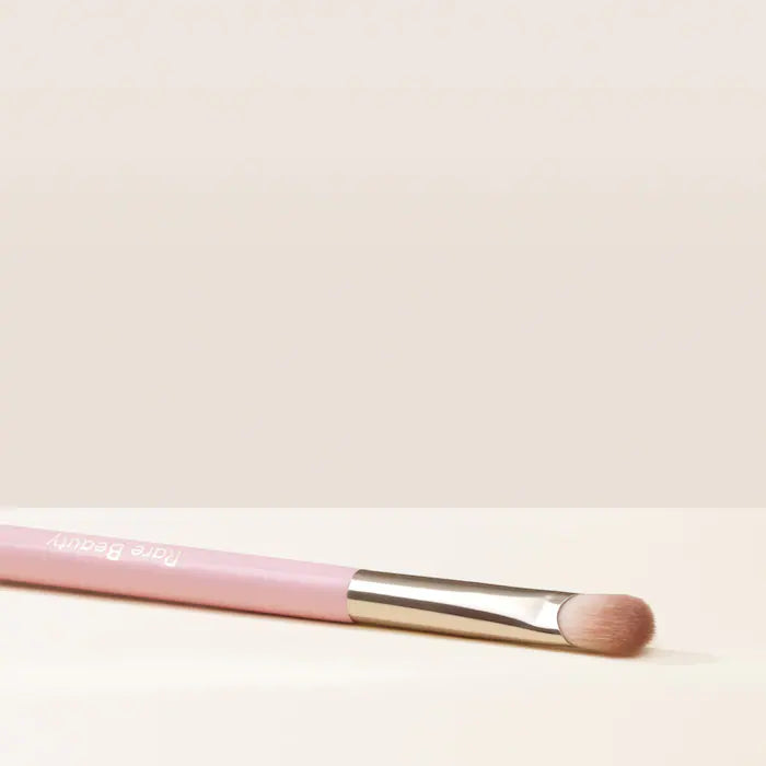 فرشاة ظلال العيون الكاملة Stay Vulnerable All-Over Eyeshadow Brush® من Rare Beauty من Selena Gomez