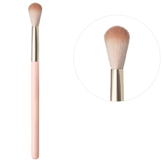 فرشاة Positive Light Precision Highlighter Brush® من Rare Beauty من سيلينا جوميز